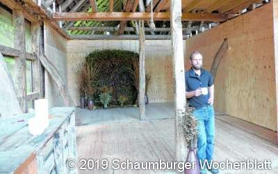 Auf dunklem Pfad zwischen Strohballen