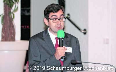 Stephan Wiksner wird mit der 
Renaissance-Nadel ausgezeichnet