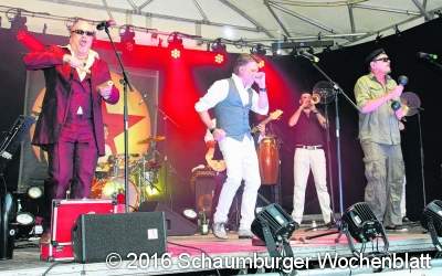 Stühle gegen ausgelassene Stimmung