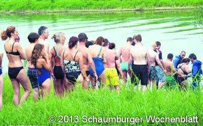 Fast 100 Schwimmer springen am Flussbadetag in die Weser