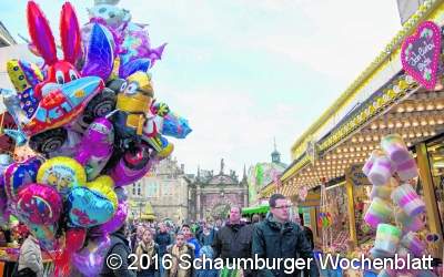 Rollende Tonnen, rasante Fahrten und Zuckerwatte sorgen für Trubel