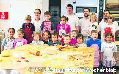 Kita-Kinder backen mit Bäcker-Azubis