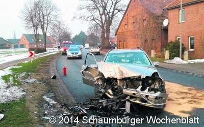 Feuerwehr streut Betriebsstoffe ab