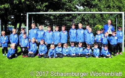 Eiscafé spendiert Trainingsanzüge