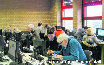 Schüler schulen Senioren