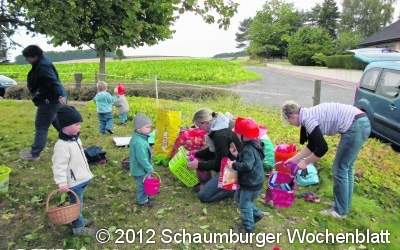 Kinder helfen bei der Ernte