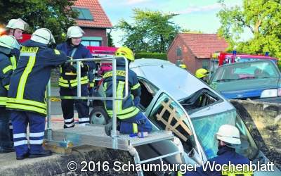 Pkw stoßen zusammen, Absturz droht