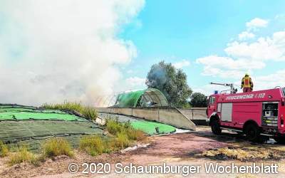 Strohlager brennt in voller Ausdehnung