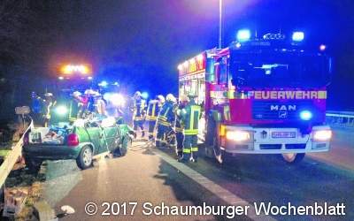 Autofahrerin kracht auf stehenden Sattelzug