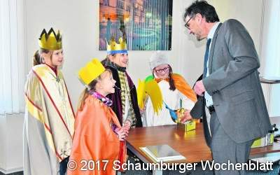 Sternsinger bringen den Segen am Rathaus an