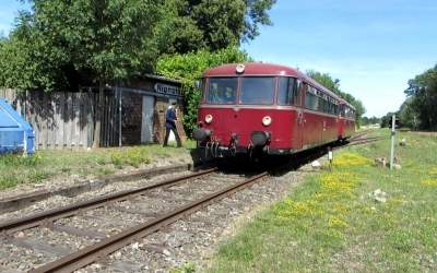 Der historische Schienenbus fährt
