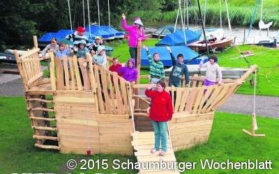 Leuchtende Augen am Piratenschiff