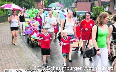 Festumzug mit fröhlichen und gut gelaunten Marschierern