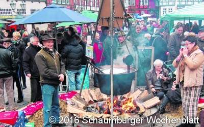 Knisternde Holzscheite für eine gemütliche Atmosphäre