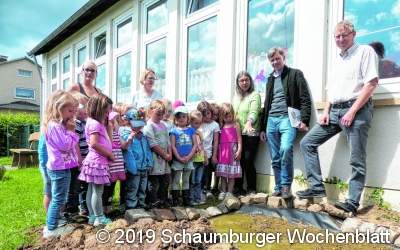 Mit Lehm und Stroh wollen die fleissigen Kinder helfen