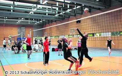 Schüler schmettern und kicken um die Wette
