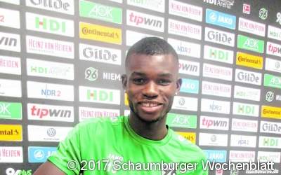 Mädchen des VFL Bückeburg
werden 96-Spalierkinder
