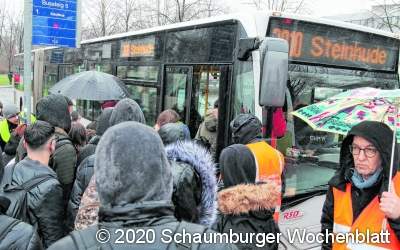 Einmal lässt der Bus die wartenden Schüler stehen