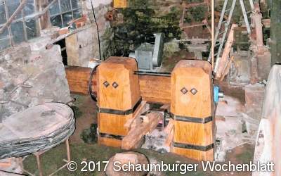 Tonnenschweres Wasserrad für Mühle installiert