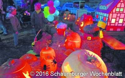 Auch Ernie und Bert sitzen mit auf dem Strohballen