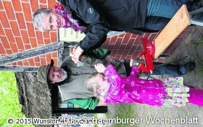 Kinder basteln Vogelhaus und ein Insektenhotel