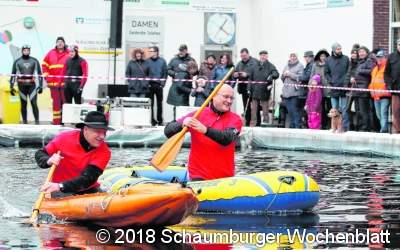 Im Gummiboot geht es über das kalte Wasser