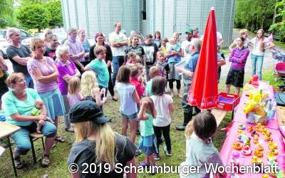 Am Ende der Ferien schippern die bunten Enten wieder auf dem Bach