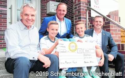 Junge Fußballfreunde spenden für Kinder