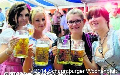 Fröhliche Deerns und fesche Dirndl