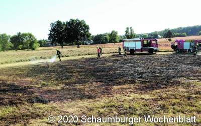 Feuerwehr löscht
einen Flächenbrand