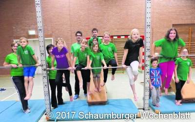 Kinder wollen an Barren und Reck