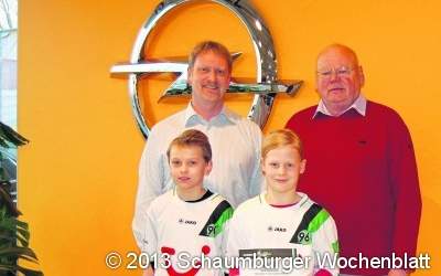 Freude bei zwei jungen Kickern
