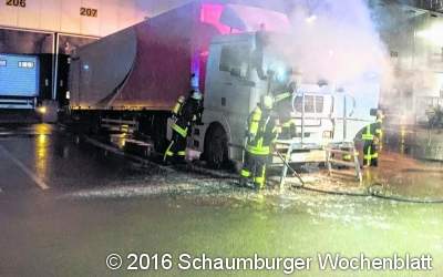 Lkw brennt an Laderampe