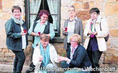 Landfrauen zünden Kerzen am Heiligen Abend an