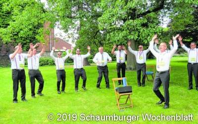 Tanzend und singend voll dabei