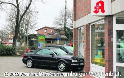 Audi drückt Scheibe in der Apotheke ein