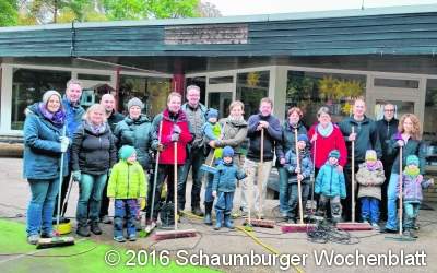 Mit Besen und Schaufel im Einsatz
