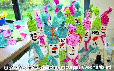 Kinder basteln Schneemänner