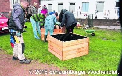 Gemeinsam packen Lehrer, Eltern und Schulkinder an