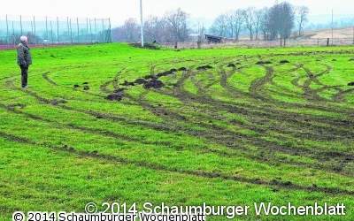 Tiefe Reifenspuren im Rasen