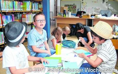 Junge Buchbastler in der Samtgemeindebücherei