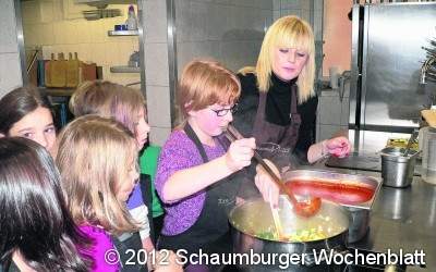 Kinder in der großen Küche