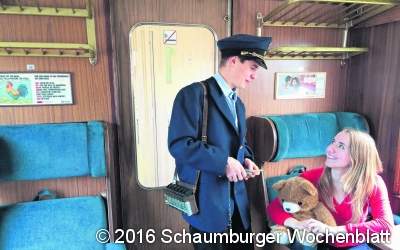 Mit dem Teddybär durch den goldenen Herbst