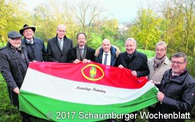 Mit Blick auf Rodenberg singen die Brüder der Martiniloge ihr Lied