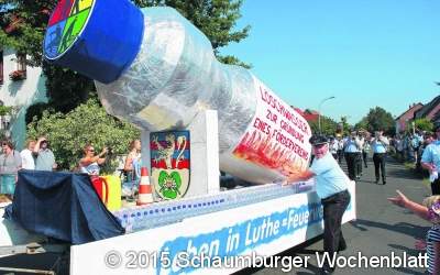 Bunter Zug durch das Dorf