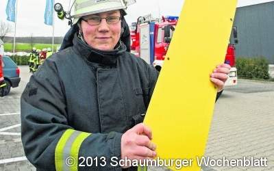 Werbeschild an der B65 droht aus 35 Metern herunter zu stürzen