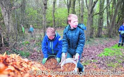 Grundschüler stellen sich zehn  Kubikmetern Holzhackschnitzeln