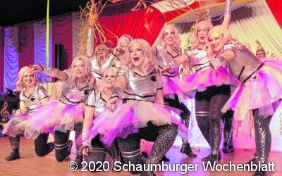 Beherzt stemmen junge Frauen ihre Tanzpartner