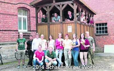 Traditioneller Erntetanz auf altem Hof