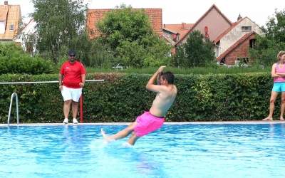 Viel Aktion im und rund um das Becken